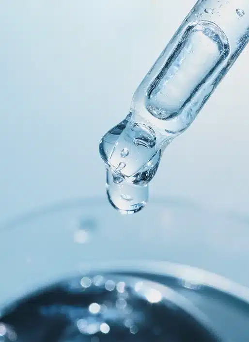 Un compte-gouttes versant de l'eau dans un verre