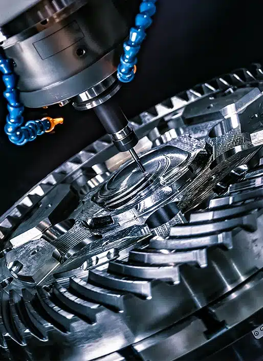 Gros plan sur un moteur ou un engrenage dans lequel une machine est en train de percer