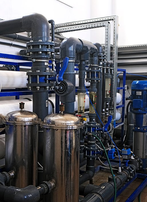 Appareil de distillation avec des leviers bleus et d'autres touches de bleu