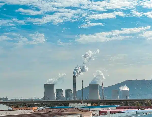 Divers bâtiments abritant des équipements industriels d'où s'échappe de la fumée
