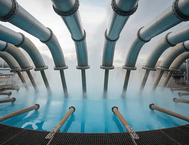Image d'un réservoir d'eau contenant de l'eau d'un bleu vif et des tuyaux qui y pénètrent