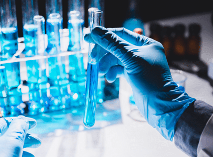 Un scientifique manipulant un tube à essai dans le cadre d'une analyse chimique ou d'une analyse de la qualité de l'eau.
