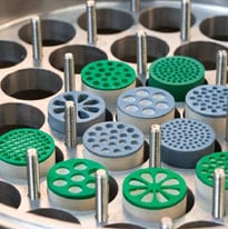 Composants de filtration industrielle disposés dans un plateau de fabrication conçu avec une grande précision.