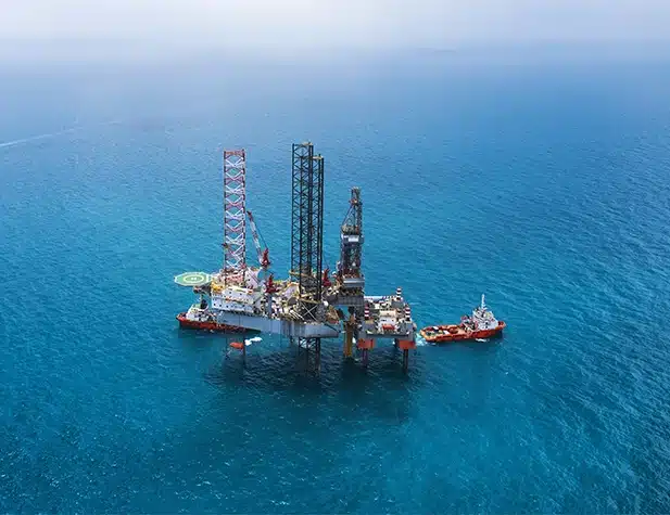 Vue aérienne des structures métalliques situées dans l'océan, sur une plate-forme