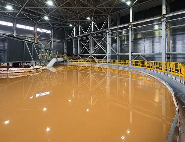 Réservoir contenant un liquide brun